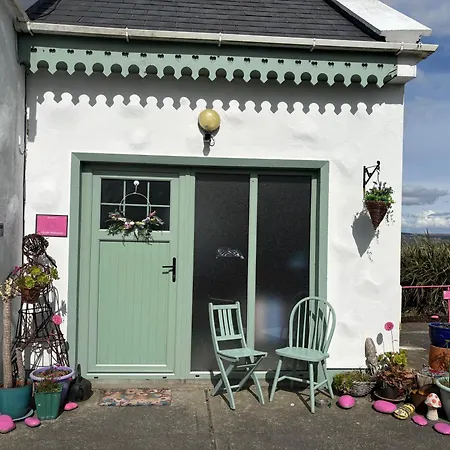 Hillside Hideaway شقة *